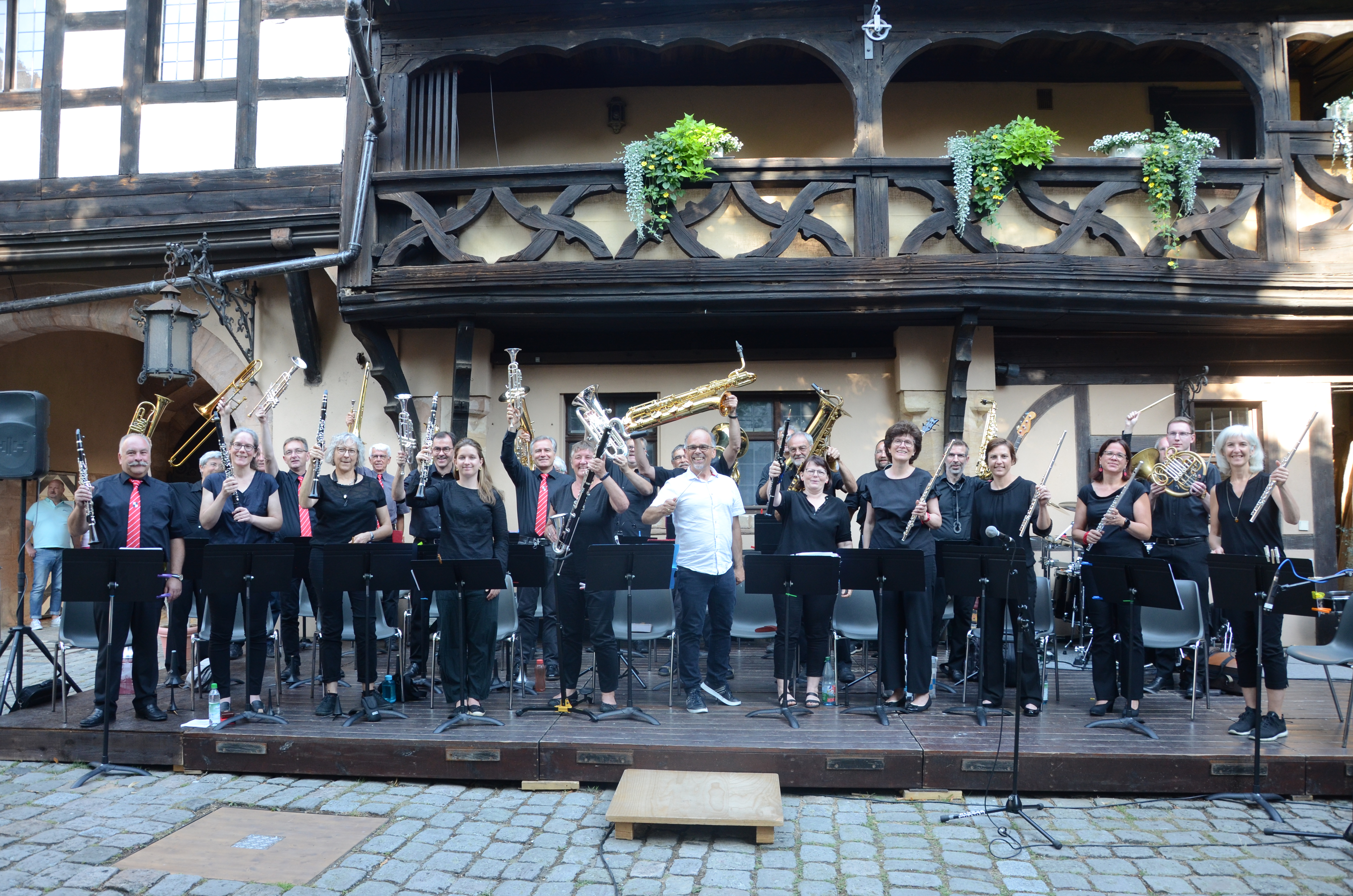  Das Wiedereinsteigerorchester 'Rother Stadtmusik' mit erhobenen Instrumenten 
