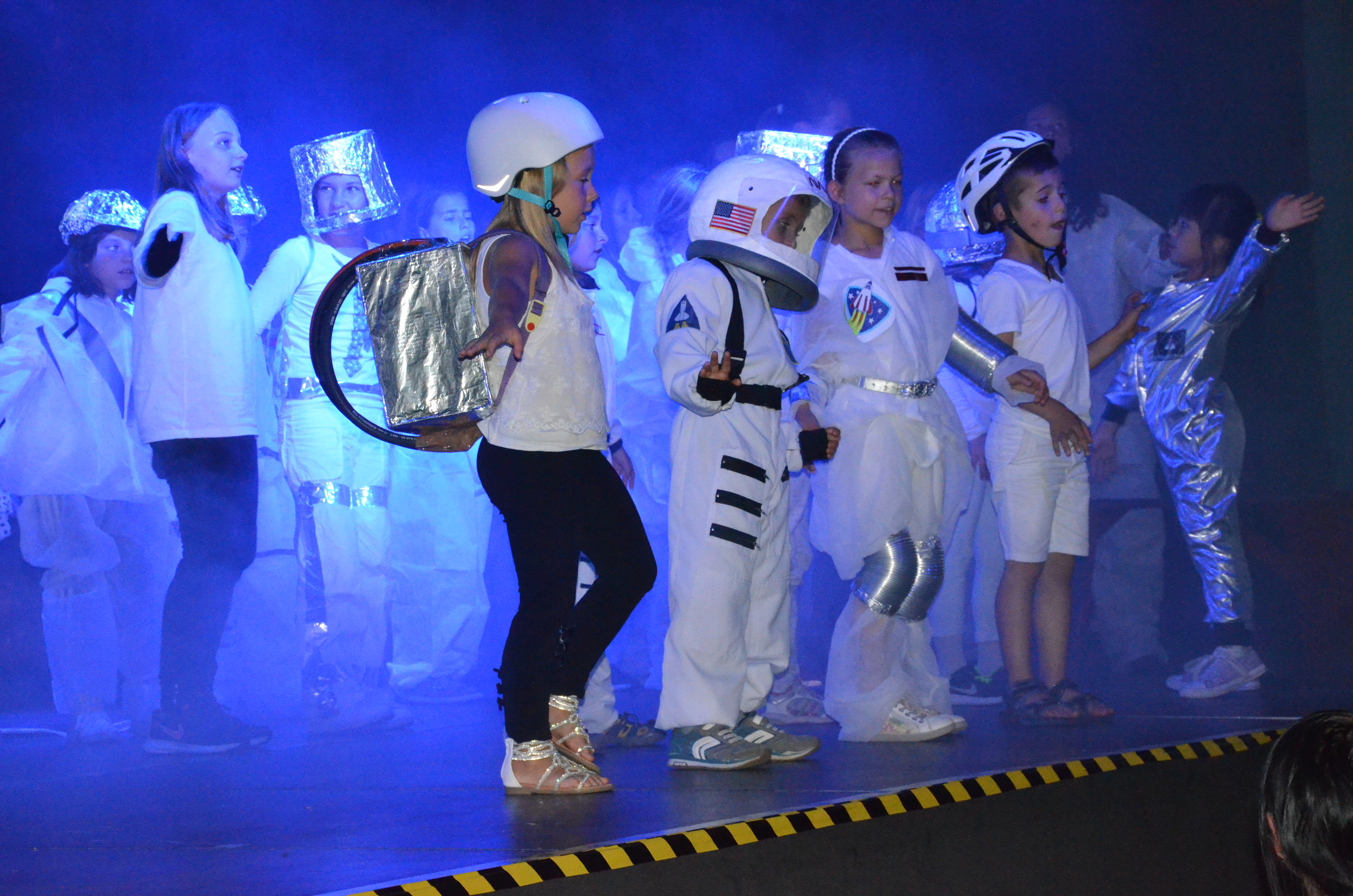  Astronauten auf der Bühne 