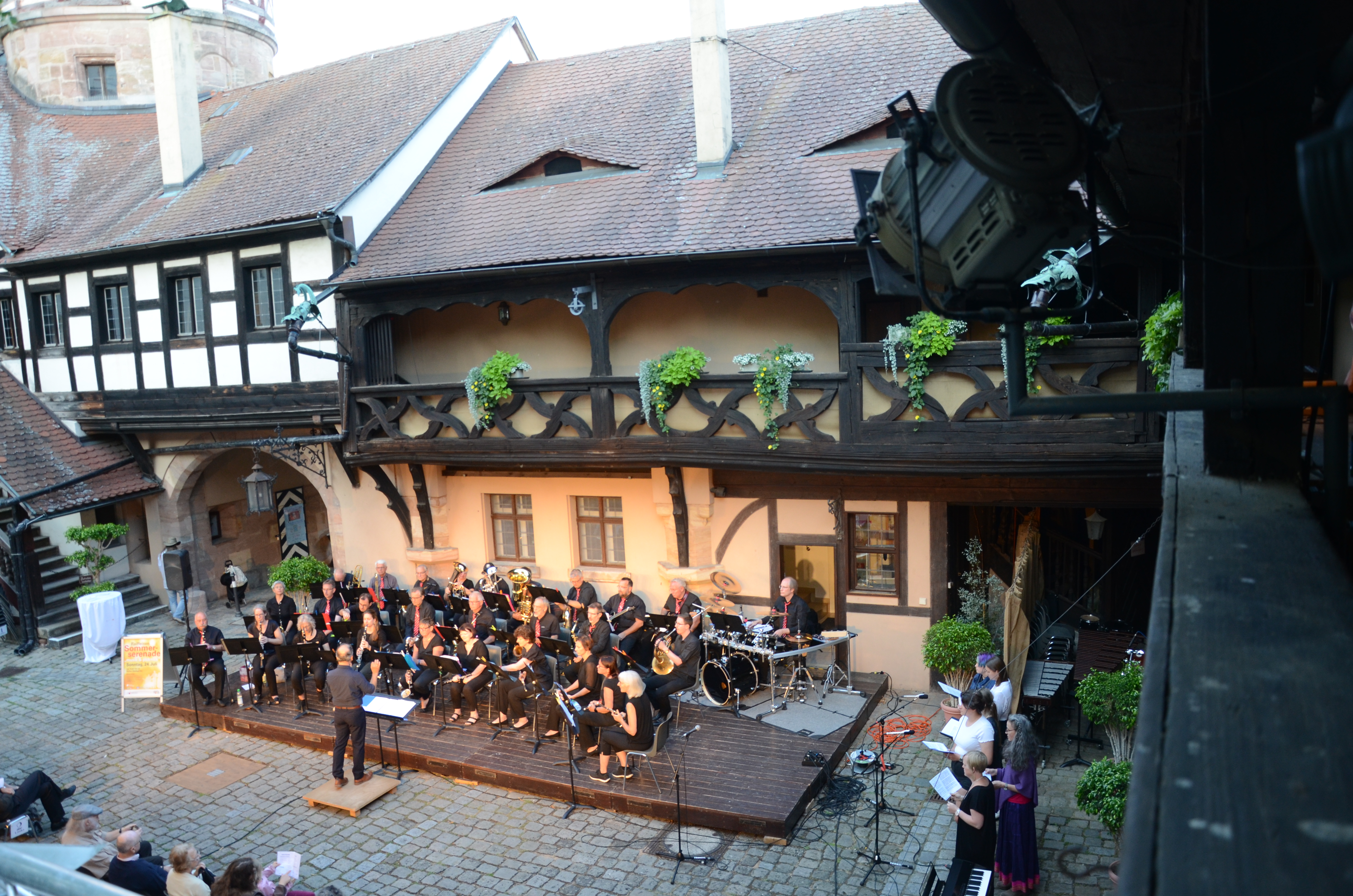  Die Rother Stadtmusik beim Sommerkonzert im Schlosshof 